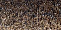 <p>Torcida do Corinthians na Arena em Itaquera</p>  Foto: Paulo Whitaker / Reuters