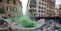 <p>Fonte da Barcaccia, na Piazza di Spagna, foi depredada por torcedores do Feyenoord</p>  Foto: Gregorio Borgia / AP