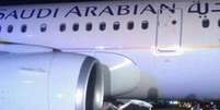 A turbina do Airbus A-320 da companha Arabian Airlines bateu do lado direito do carro de segurança, que ficou completamente destruído  Foto: Reprodução