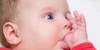 O hábito de chupar o dedo, aparentemente inofensivo, pode trazer danos para a saúde bucal tão sérios quanto o uso da chupeta e da mamadeira.   Foto: Denniro / Shutterstock