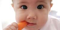 Alimentos duros e fibrosos como maçã, cenoura, pêra são boas opções assim que a criança começa a mastigar, pois estimulam o crescimento e desenvolvimento facial   Foto: Murray Clarkson / Shutterstock