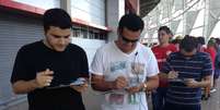 <p>Torcedores formaram filas no Beira-Rio nesta sexta-feira</p>  Foto: Cristiano Silva / Terra