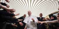 <p>Papa em reunião no sul da Itália: perfil falso de Francisco tem milhares de solicitações</p>  Foto: AP