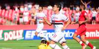 Alexandre Pato comemora segundo gol do S&atilde;o Paulo na partida  Foto: S&eacute;rgio Barzaghi / Gazeta Press