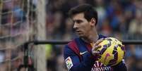 Lionel Messi carrega bola na partida entre Barcelona e Málaga  Foto: Lluis Gene / AFP