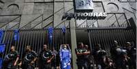 Protesto na sede da Petrobras contra as recentes demissões da empresa  Foto: Reuters