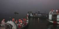 Equipes de resgate procuram sobreviventes de um acidente envolvendo uma balsa com mais de 100 passageiros que afundou no rio Padma, em Bangladesh  Foto: A.M. Ahad / AP