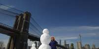 <p>Mulher faz boneco de gelo no bairro do Brooklyn, em Nova Iorque</p>  Foto: Eduardo Munoz / Reuters