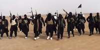 <p>Militantes do grupo Estado Islâmico; mundo teme aliciamento de jovens</p>  Foto: AFP