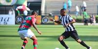 <p>Fabinho Capixaba não achou Robinho durante toda a partida no Pacaembu</p>  Foto: Sergio Barzaghi / Gazeta Press