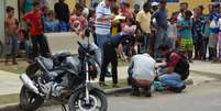 <p>O crime atraiu muitos curiosos ao local</p>  Foto: Anderson Oliveira / vc repórter