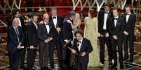 Elenco e equipe do filme Birdman comemoram prêmio de Melhor Filme no Oscar  Foto: Kevin Winter / Getty Images 