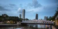 Atravessar o rio no fim da tarde ou à noite proporciona uma bela vista de Cingapura  Foto: Mykhaylo Palinchak/Shutterstock