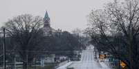 Gelo cobre rua em Stephenville, no Texas. 23/02/2015.  Foto: Michael Ainsworth / Reuters