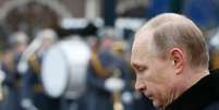 O presidente russo, Vladimir Putin, participa de uma cerimônia no Túmulo do Soldado Desconhecido, ao lado do Kremlin, em Moscou, na Rússia, nesta segunda-feira. 23/02/2015  Foto: Sergei Karpukhin / Reuters