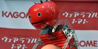 <p>Criado pela Kagome, o robô <em>Tomatan</em> é uma mochila que pode carregar seis tomates de tamanho médio</p>  Foto: Japan Times / Reprodução