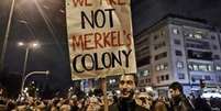 <p>Cartaz em inglês diz "Não somos colônia de Merkel": protestos na Grécia transformaram Alemanha em vilã dos problemas do país</p>  Foto: BBC Mundo / Copyright