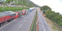 <p>Caminhoneiros interrompem trecho da rodovia Fernão Dias, em MG</p>  Foto: Jornal Cidades