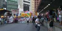 <p>População espera por ônibus em terminal bloqueado por conta da manifestação</p>  Foto: Daniel Favero / Terra