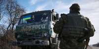 Veículo militar das Forças Armadas ucranianas vistas perto de Artemivsk. 25/02/2015  Foto: Gleb Garanich / Reuters