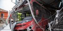 Ônibus bateu em estande durante a tentativa de roubo  Foto: Paulo Lopes / Futura Press