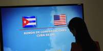 Jornalista em frente a tela anunciando rodada de negociação entre Cuba e EUA, em Havana. 22/01/2015  Foto: Stringer / Reuters