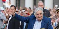 Mujica acena ao povo em sua despedida da Presidência do Uruguai. 27/02/2015.  Foto: Andres Stapff / Reuters