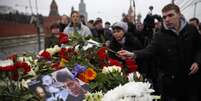 Moscovitas prestaram homenagens neste sábado ao líder opositor liberal russo Boris Nemtsov   Foto: Pavel Golovkin / AP