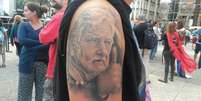 <p>Emiliano Cardozo, 18, tem uma tatuagem de Mujica no braço</p>  Foto: Denise Mota / Especial para Terra