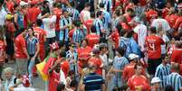 Fotos de torcedores de Internacional e Grêmio chegando para o setor misto  Foto: Luiz Munhoz/Fatopress / Gazeta Press