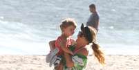 <p>Angélica brincou com a filha na areia</p>  Foto: AgNews