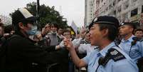 Manifestante discutindo com policial durante protesto em Hong Kong.  01/03/2015  Foto: Bobby Yip / Reuters