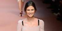 <p>A modelo Bianca Balti desfila ostentando a barriga de grávida para a Dolce & Gabbana</p>  Foto: Getty Images 