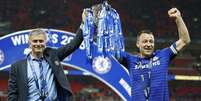 <p>Capit&atilde;o do Chelsea, John Terry, e t&eacute;cnico da equipe, Jos&eacute; Mourinho, erguem a ta&ccedil;a da Copa da Liga Inglesa</p>  Foto: John Sibley / Reuters