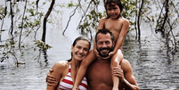 Malvino Salvador posa com a esposa e a filha na Amazônia   Foto: Instagram / Reprodução