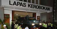 Carro blindado supostamente transportando dois australianos deixa prisão de Kerobokan em direção ao aeroporto, em Denpasar, na Indonésia, na quarta-feira (horário local). 04/03/2015  Foto: Beawiharta / Reuters
