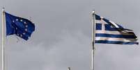 <p>Bandeiras desgastadas da Grécia e da UE em Atenas</p>  Foto: Yannis Behrakis / Reuters