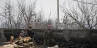 Mina explodiu em área reduto de rebeldes, próximo a Donetsk, e ao menos 30 pessoas morreram  Foto: Baz Ratner / Reuters