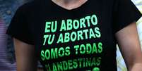 Mulher participa de ato pró-aborto em São Paulo, em 2014  Foto: Renato S. Cerqueira / Futura Press
