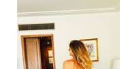 <p>Fernanda Lima aparece de costas em foto, usando nada mais do que uma toalha</p>  Foto: Facebook / Reprodução