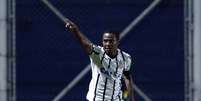 Elias deu a vitória ao Corinthians contra San Lorenzo  Foto: Marcos Brindicci / Reuters