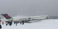 <p>Avião derrapa após pousar em pista repleta de neve em aeroporto de LaGuardia, em Nova York</p>  Foto: Reprodução / Twitter