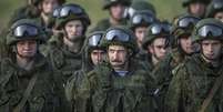 Soldados russos durante exercício de treinamento em Nikinci, oeste de Belgrado.  14/11/2014  Foto: Marko Djurica / Reuters