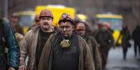 Mineiros deixam mina de carvão Zasyadko após explosão, em Donetsk, leste da Ucrânia, nesta quarta-feira. 04/03/2015  Foto: Baz Ratner / Reuters