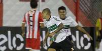 Último gol do atacante aconteceu no final de maio de 2014, pelo Campeonato Brasileiro, quando jogava pelo Internacional  Foto: Coritiba / Divulgação