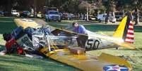 <p>Avião pilotado por Harrison Ford caiu em campo de golfe em Los Angeles</p>  Foto: Lucy Nicholson / Reuters