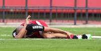 Dória sente dores no tornozelo durante treino no Morumbi  Foto: Marcos Bezerra / Futura Press