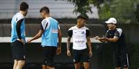 <p>Especula-se que Enderson Moreira não tinha bom relacionamento no vestiário do Santos</p>  Foto: Ricardo Saibun/Santos / Divulgação