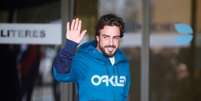 <p>Fernando Alonso, da McLaren, acena ao deixar hospital após acidente na Espanha</p>  Foto: Albert Gea / Reuters