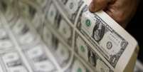 <p>Cotação do dólar foi até R$ 3,1032 nesta segunda-feira</p>  Foto: Gary Cameron / Reuters